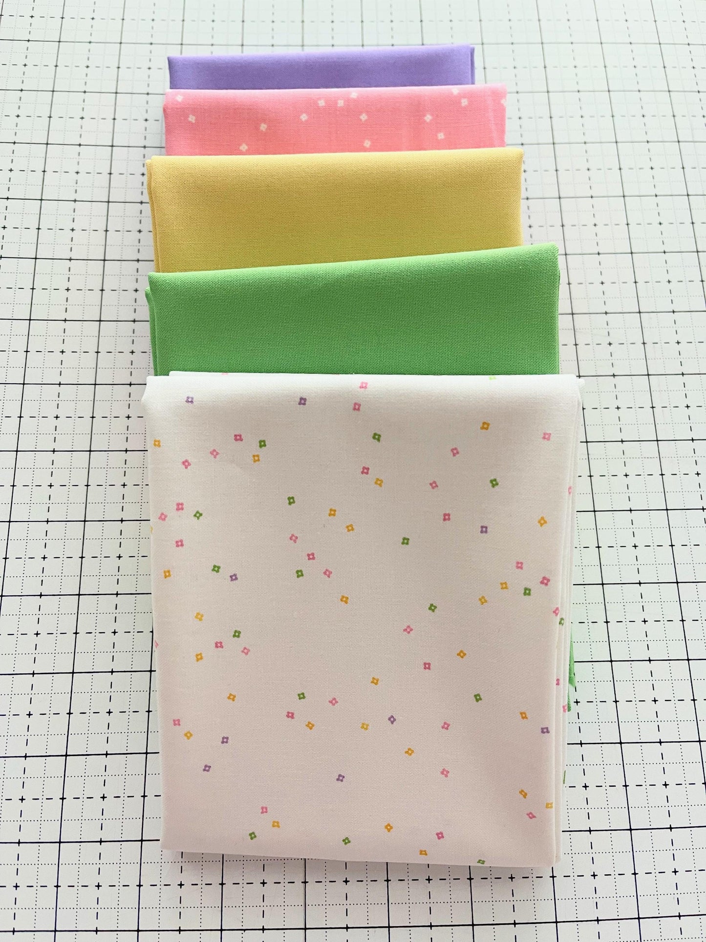 Spring Blossoms & Basics Bundle - 5 Pieces - Multiple sizes - Fabric basics by Riley Blake Designs - Curated for sewing / quilting - Pastels